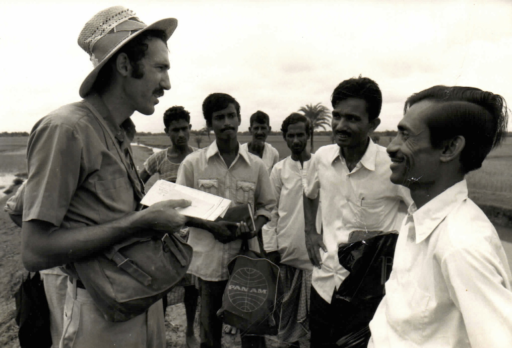 Alan Schnur speaking with Bangladeshi epidemiologists, 1975