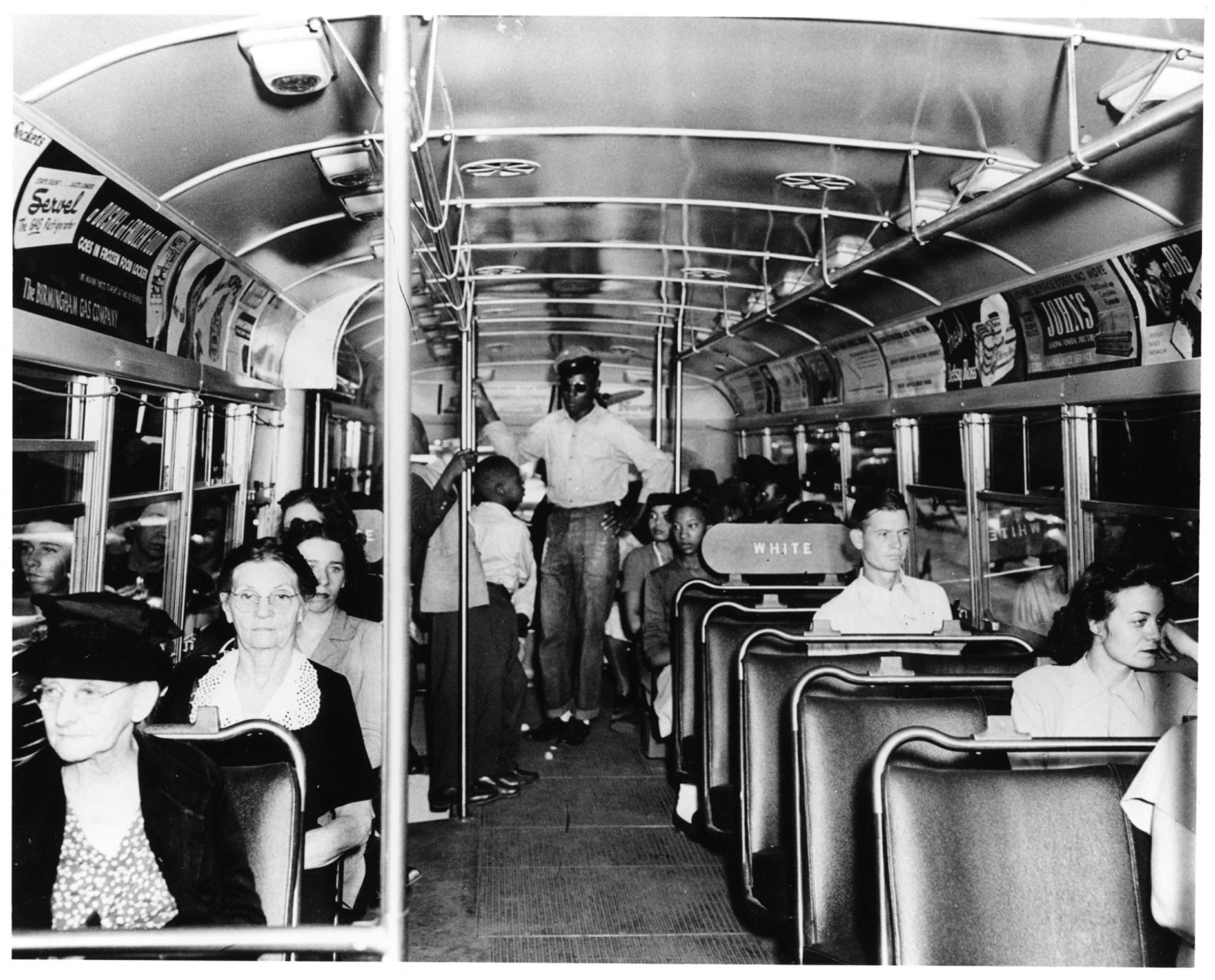 Расовая сегрегация. Расовая сегрегация в США В 20 веке фото. Сегрегация в автобусах США. Расовая сегрегация в США В 19 веке.